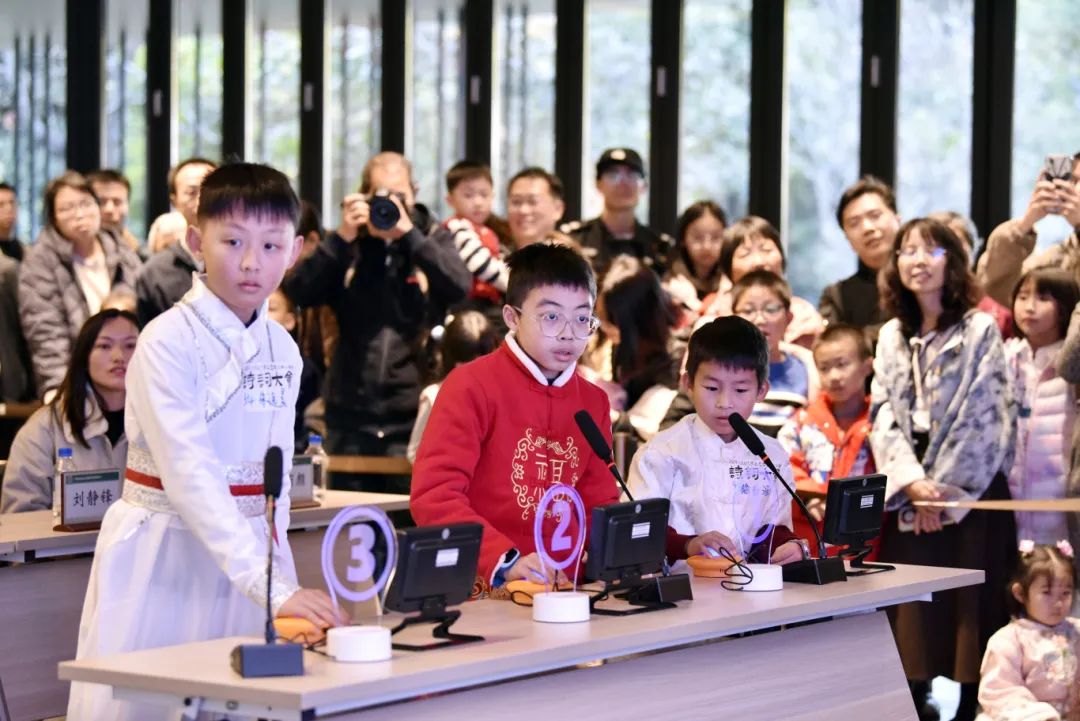 参赛选手们展现出色表现，赢得喝彩