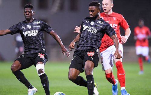 开云APP-尼斯客场不敌亚眠，遭遇季后赛危机