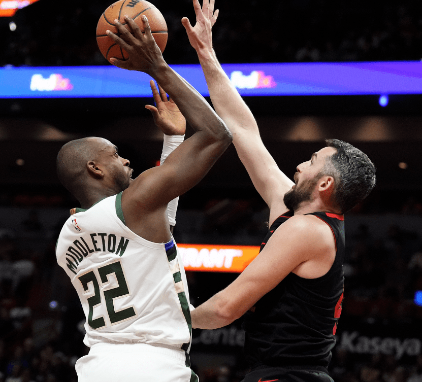 雄鹿主场轻取魔术，米德尔顿全场26分