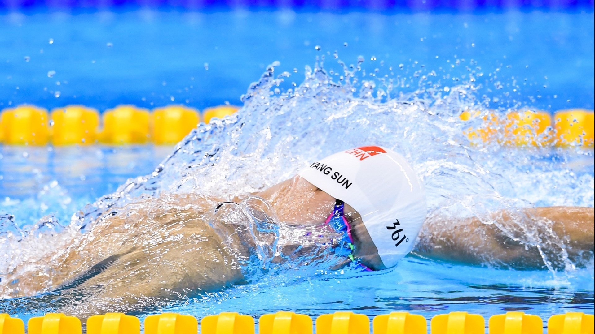 暴雨赛道与闪电变奏,当雷霆冲垮猛龙,塔图姆在F1的弯道中接管比赛