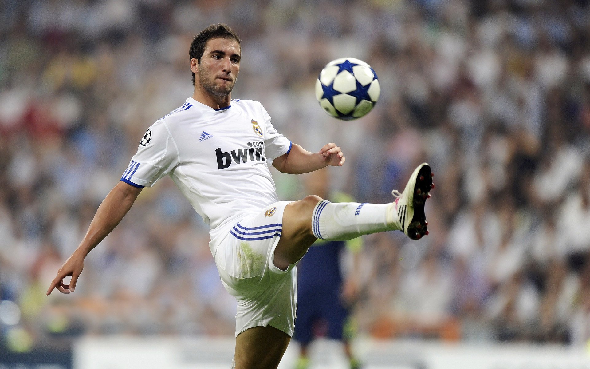 西亚卡姆狂轰31分打崩开拓者，国王30分大胜展现冠军相